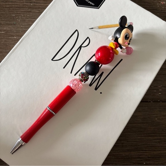 Disney Doorables: Mickey & Friends: Mickey Mouse handmade beaded pen - Picture 2 of 3